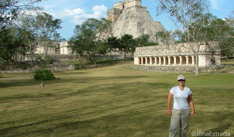 Mexico - Uxmal - El Conjunto del Dios Pajaro e Templo del Adivino