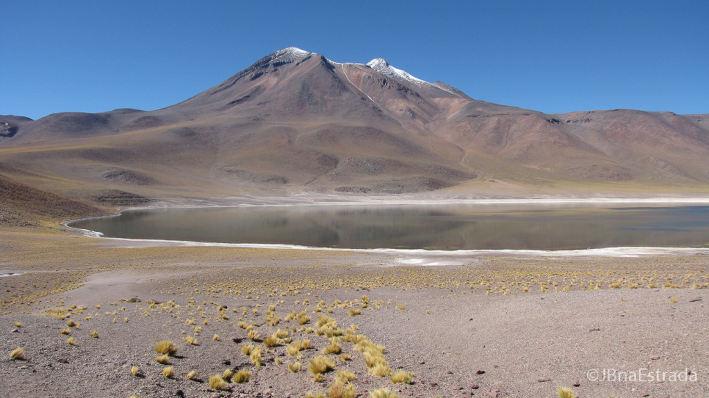 Chile - Atacama - Lagunas Altiplanicas - Laguna e Vulcao Miniques