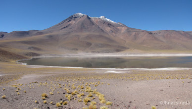 Chile - Atacama - Lagunas Altiplanicas - Laguna e Vulcao Miniques