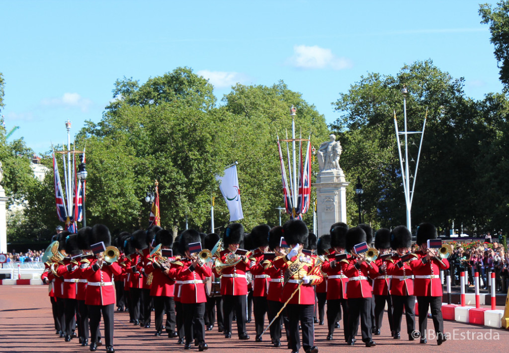 Inglaterra - Londres - Palácio de Buckingham - Início da Troca da Guarda