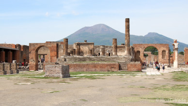 Italia - Pompeia - Templo de Jupiter e Vesuvio