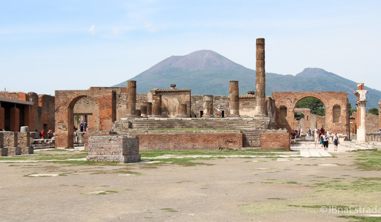 Italia - Pompeia - Templo de Jupiter e Vesuvio