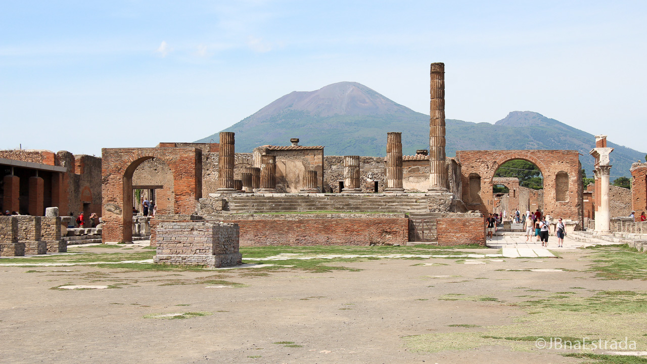 Italia - Pompeia - Templo de Jupiter e Vesuvio