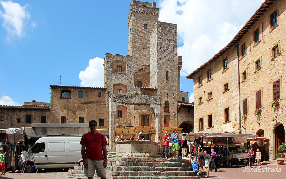 Italia - San Gimignano - Piazza della Cisterna