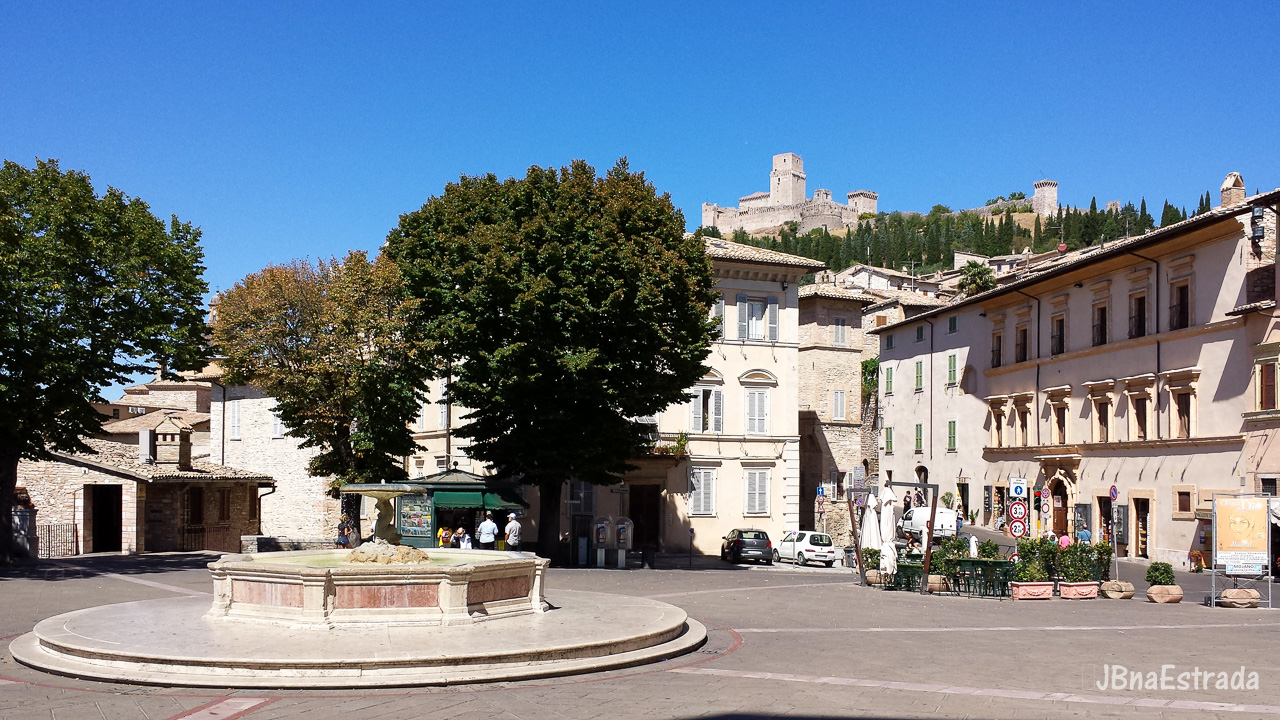 Italia - Assis - Piazza Santa Chiara