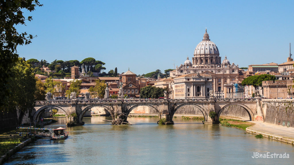 Italia - Roma - Ponte SantAngelo e Basilica de Sao Pedro