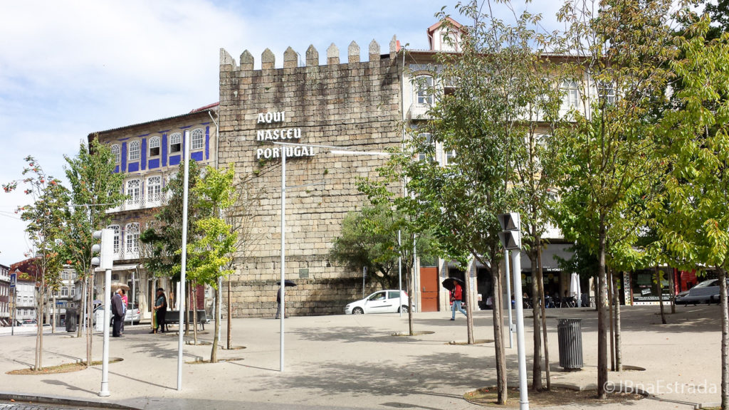 Portugal - Guimaraes - Muralha Aqui Nasceu Portugal