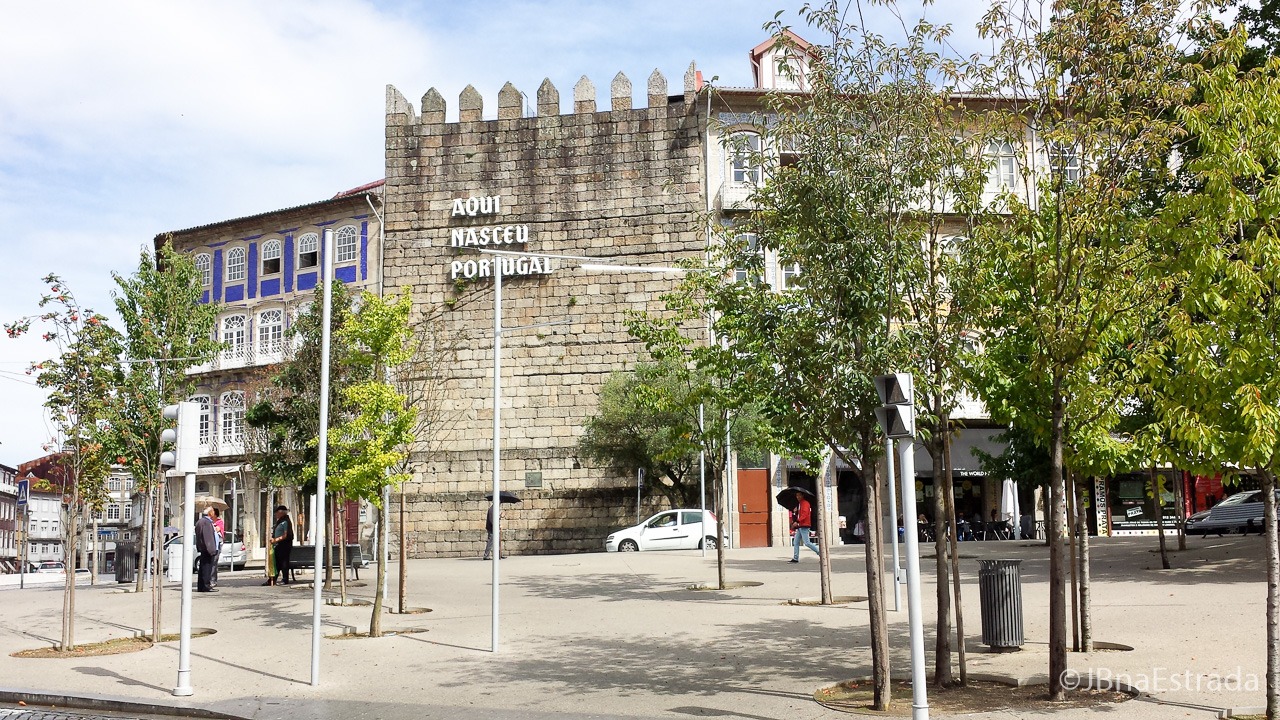 Portugal - Guimaraes - Muralha Aqui Nasceu Portugal