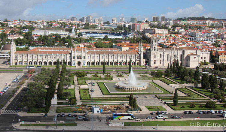 Portugal - Lisboa - Praca do Imperio e Mosteiro dos Jeronimos