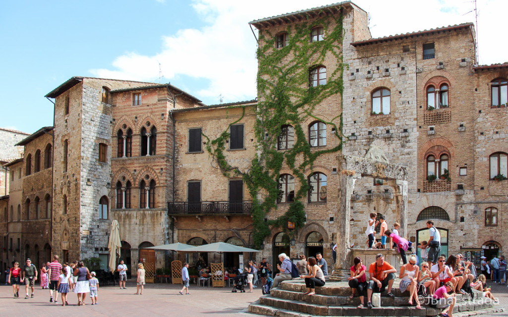 Italia - San Gimignano - Piazza della Cisterna