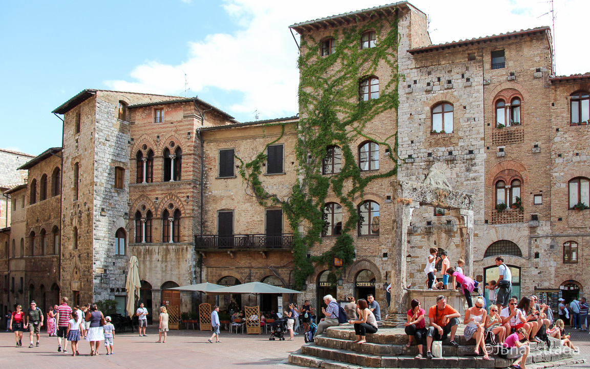 Italia - San Gimignano - Piazza della Cisterna