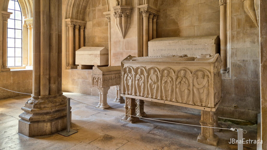 Portugal - Alcobaca - Mosteiro de Santa Maria de Alcobaca - Tumulos de Dom Afonso II e III
