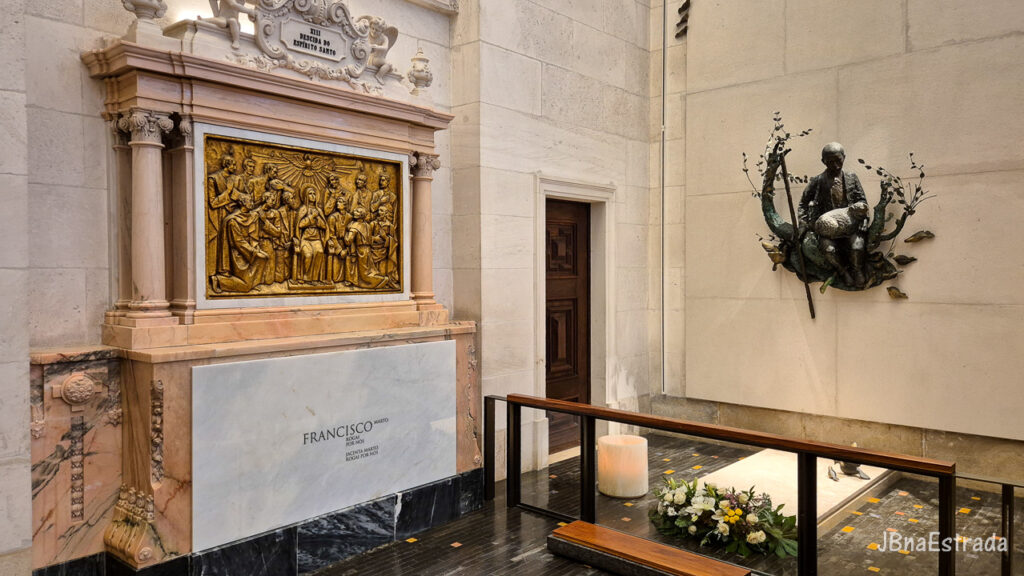 Portugal - Fatima - Santuario de Fatima - Basilica de Nossa Senhora do Rosario de Fatima - Tumulo de Francisco