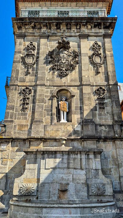 Portugal - Porto - Fonte da Praça da Ribeira