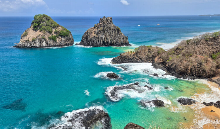 Brasil - Pernambuco - Fernando de Noronha - Baia dos Porcos e Morro Dois Irmaos