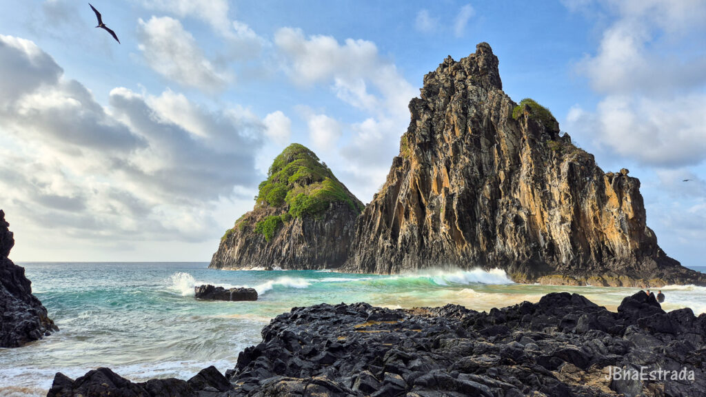 Brasil - Pernambuco - Fernando de Noronha - Baia dos Porcos e Morro Dois Irmaos