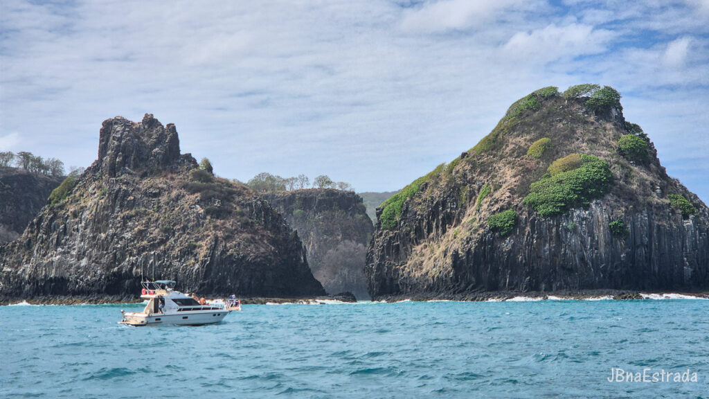 Brasil - Pernambuco - Fernando de Noronha - Passeio de Barco Tradicional - Morro Dois Irmaos