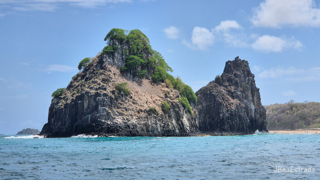 Brasil - Pernambuco - Fernando de Noronha - Passeio de Barco Tradicional - Morro Dois Irmaos