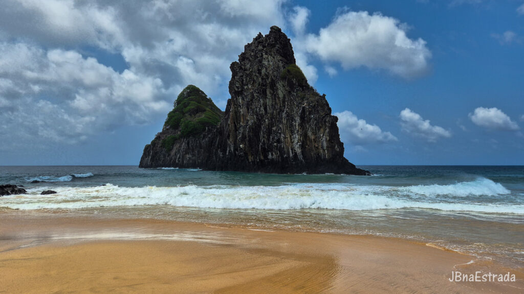 Brasil - Pernambuco - Fernando de Noronha - Praia da Cacimba do Padre e Morro Dois Irmaos