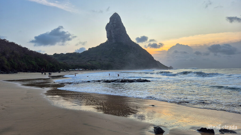 Brasil - Pernambuco - Fernando de Noronha - Praia da Conceicao e Morro do Pico
