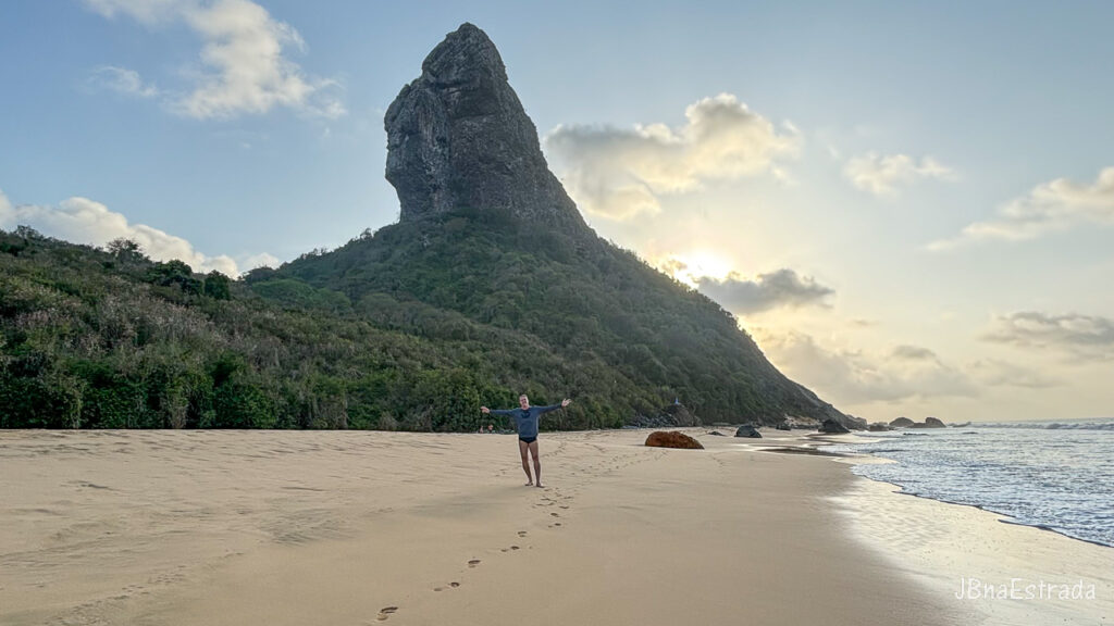 Brasil - Pernambuco - Fernando de Noronha - Praia da Conceicao e Morro do Pico