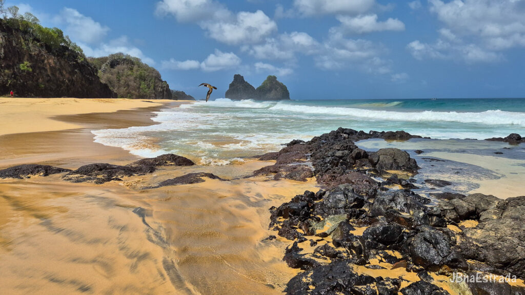 Brasil - Pernambuco - Fernando de Noronha - Praia do Bode (Cacimba do Padre ao fundo)