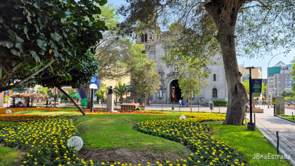 Peru - Lima - Miraflores - Parque Kennedy