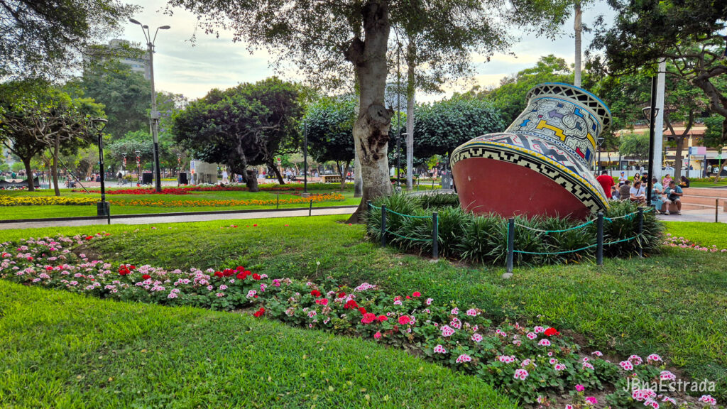Peru - Lima - Miraflores - Parque Kennedy