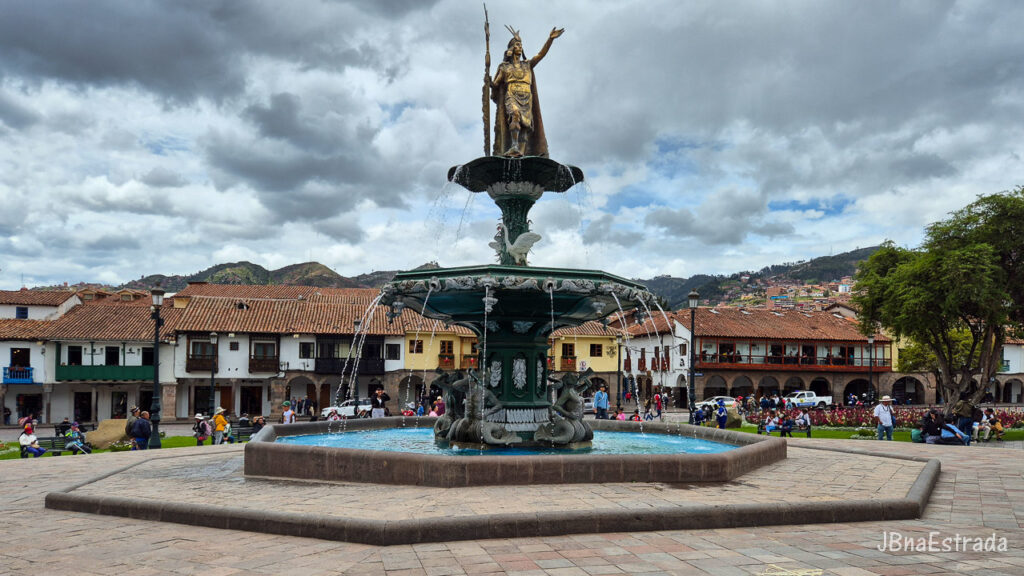Peru - Cusco - Plaza de Armas - Monumento ao Inca Pachacutec