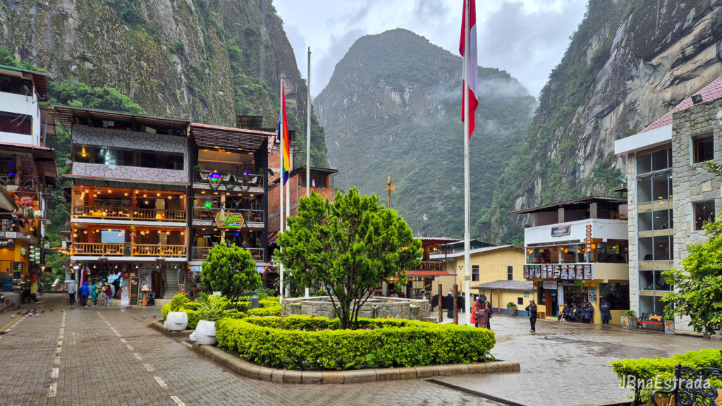 Peru - Machupicchu Pueblo - Plaza Manco Capac