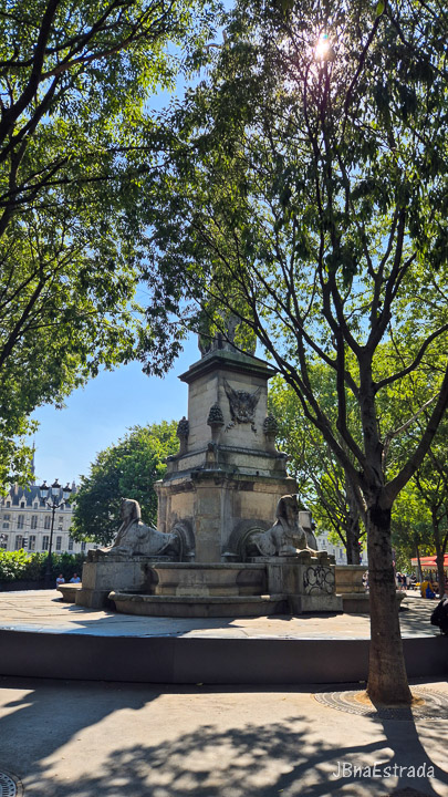 França - Paris - Place du Chatelet - Fontaine du Palmier