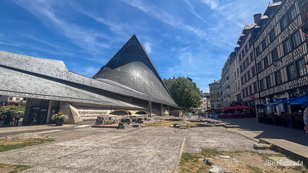 França - Rouen - Igreja Santa Joana d'Arc e Place du Vieux Marché