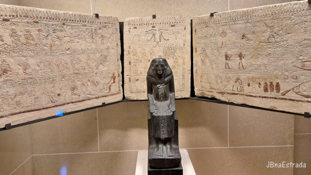 França - Paris - Museu do Louvre - Antiguidades Egípcias - Capela-Estela e Estátua de Senusret