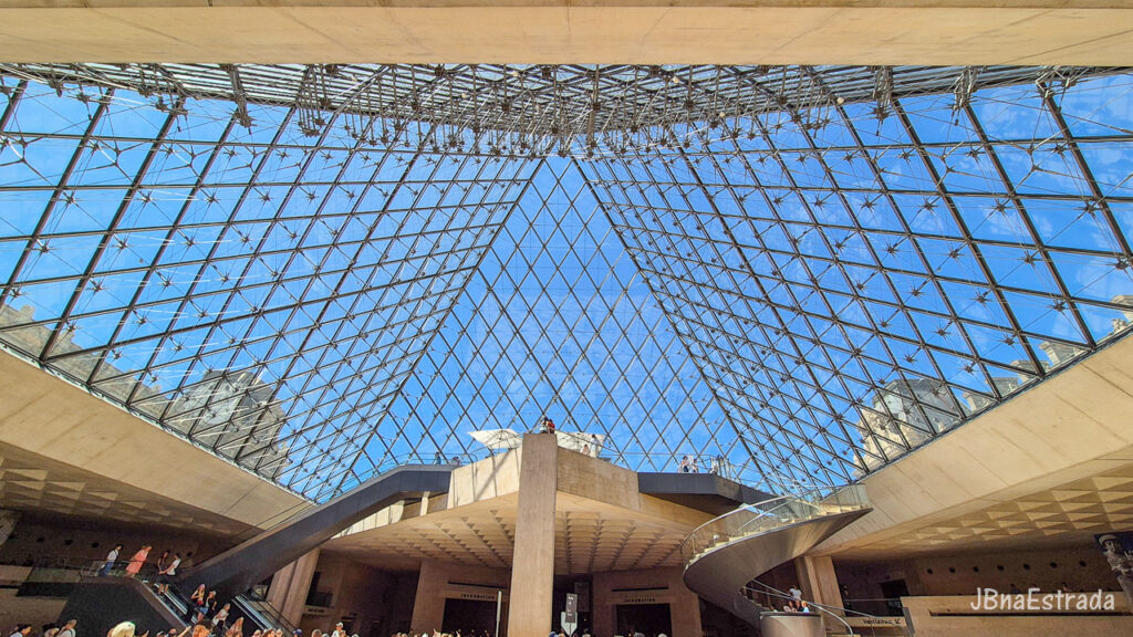 França - Paris - Museu do Louvre - Pirâmide