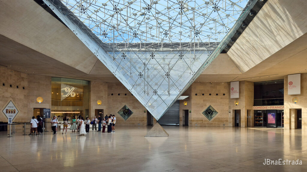 França - Paris - Museu do Louvre - Pirâmide Invertida