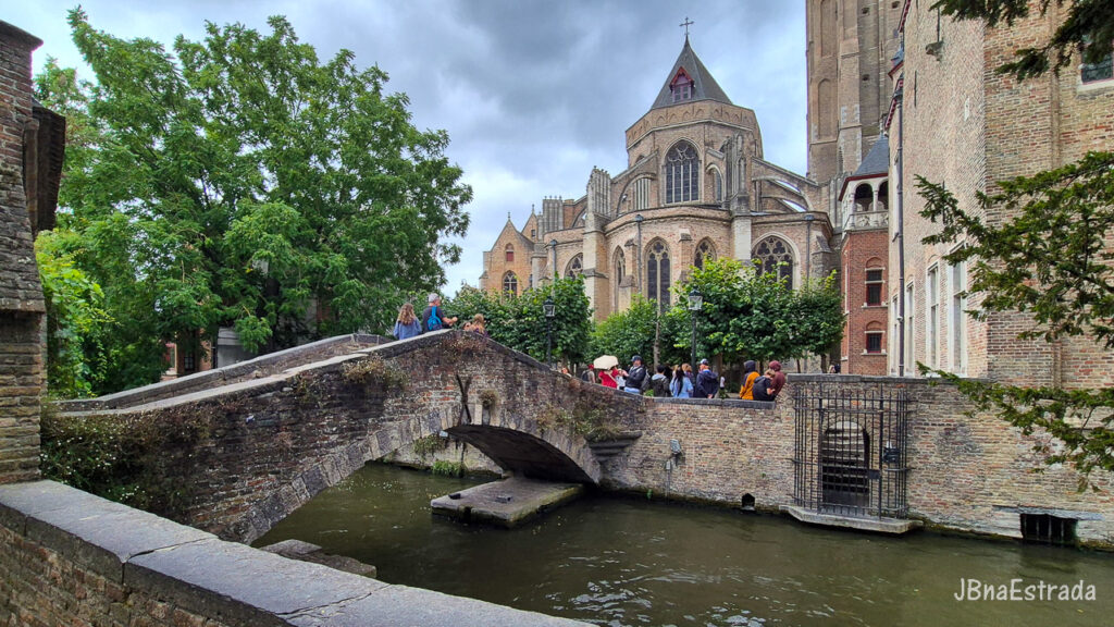 Bélgica - Bruges - Ponte Bonifácio e Igreja de Nossa Senhora
